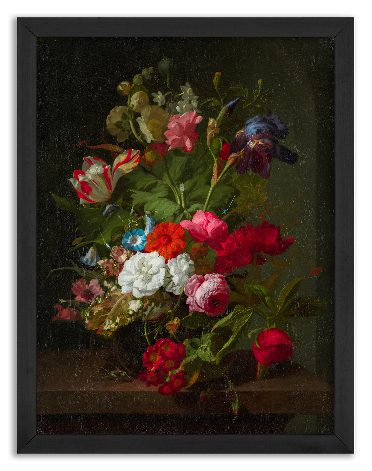 Wazon z czerwonymi, niebieskimi i białymi kwiatami